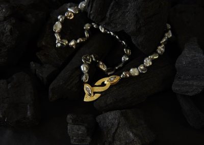 Halsschmuck mit Tahiti-Perlen von Margot Leitges Goldschmiedemeisterin - Foto © bohl.de