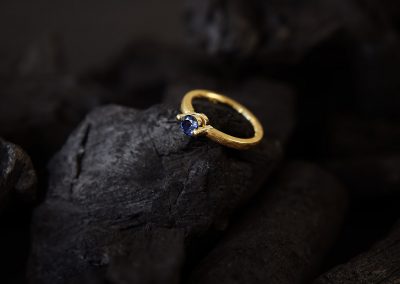 schmaler Ring mit blauem Stein von Margot Leitges Goldschmiedemeisterin