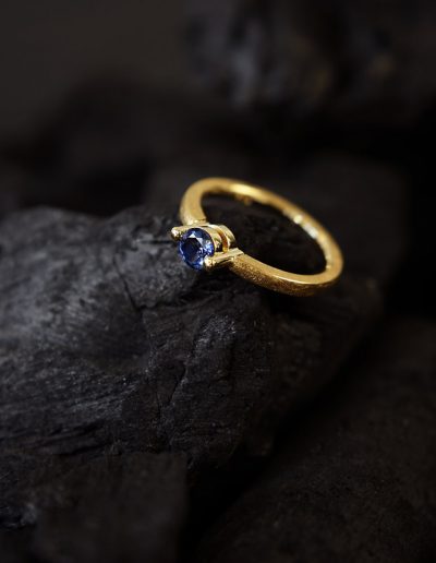 schmaler Ring mit blauem Stein von Margot Leitges Goldschmiedemeisterin