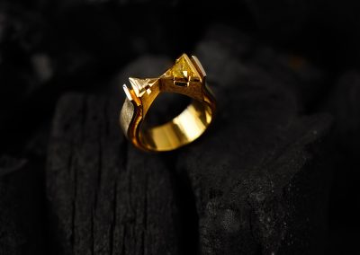 Ring mit goldener Schleife von Margot Leitges Goldschmiedemeisterin