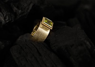 Ring mit Peridot - designed von Margot Leitges Goldschmiedemeisterin - Foto © bohl.de